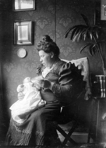 602308 Portret van Diena Henderiena Johanna Moesman - van Houten (1874 - 1944) die de fles geeft aan haar pasgeboren ...